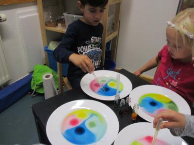 Experimentieren mit Farben  (Bild vergr&ouml;&szlig;ern)