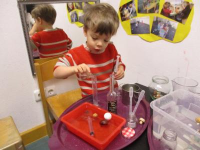Experimentieren mit Wasser  (Bild vergr&ouml;&szlig;ern)