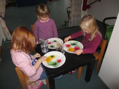 Experimentieren mit Farben  (Bild vergr&ouml;&szlig;ern)