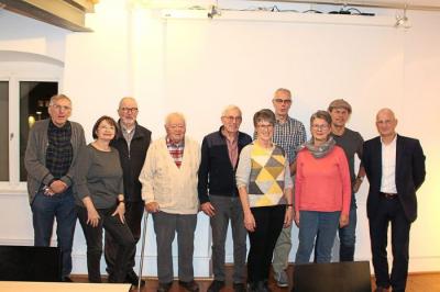 Schwabo Ne&szlig; / Mitglieder-versammlung des Jobclub-VS e.V. 2019-11    Auf Arbeit und Ausbildung statt Abschiebung setzen die Mitglieder des Jobclubs, die Fl&uuml;chtlingen zur Seite stehen. Foto: Ne&szlig; Foto: Schwarzw&auml;lder Bote vl: Christian Keller, Barbara Wackershauser, Christian Utischill, Helmut Gebert, Bruno und Helga Wei&szlig;er, Ben Drolshagen, Waltraud M&ouml;ssinger, Walter Eberhard, Bernd Stern  (Bild vergr&ouml;&szlig;ern)