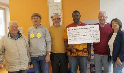 SK Schimkat: 2019-10-31 Soziales - Jobclub-VS &uuml;berreicht Spende an Direktor der Caritas aus Gambia / Eindr&uuml;cke &uuml;ber das Land gewonnen Vertreter von Jobclub-VS Entwicklungshilfe-projekte haben am Mittwoch bei der Caritas eine Spende in H&ouml;he von 5000 Euro an das katholische Entwicklungsb&uuml;ro der Caritas Gambia &uuml;bergeben Bei der Spenden&uuml;bergabe von Jobclub-VS (von links): Helmut Gebert, Walter Eberhard, Christian Utischill, Francis D. Mendy von der Caritas Gambia, Klaus Meusel und Barbara Wackershauser. Foto: Schimkat  (Bild vergr&ouml;&szlig;ern)