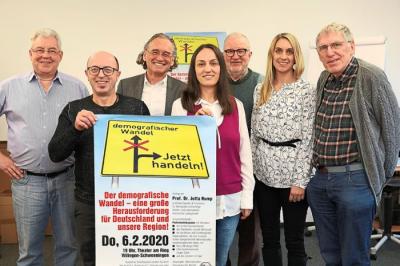 Schwabo: 13.01.2020 Sie wollen auf den dringenden Handlungsbedarf angesichts einer "demokratischen Krise" aufmerksam machen (von links): Klaus Meusel, Martin Ballof, Raimund Kegel, Florije Sula, Christian Utischill, Carolin Graf und Christian Keller. Foto: Heinig Foto: Schwarzw&auml;lder Bote Zu wenige Kinder und keine Zuwanderung &ndash; in Deutschland sinkt bis 2060 die Zahl der Erwerbst&auml;tigen um 40 Prozent, sollten die Geburtenzahlen und die Einwanderungsregulierungen so bleiben wie sie sind. Der Jobclub VS spricht von einer "demografischen Krise" und hat ein Aktionsb&uuml;ndnis gegr&uuml;ndet.  (Bild vergr&ouml;&szlig;ern)
