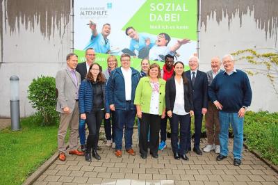 Schwabo Hilbertz 20.5.2019 Zuwanderung ist f&uuml;r sie alternativlos Die Beteiligten der Gespr&auml;chsrunde freuen sich &uuml;ber das konstruktive Gespr&auml;ch. Fotos: Hilbertz Foto: Schwarzw&auml;lder Bote Im Lorenzhaus in St. Georgen wurde intensiv &uuml;ber die bessere Integration von Fl&uuml;chtlingen debattiert. Verschiedene Vertreter von sozialen Einrichtungen und Wirtschaft prangerten Vers&auml;umnisse der Politik an. Zwei Landtagsabgeordnete der Gr&uuml;nen stellten sich der Kritik.1. Reihe 3 v l Herr Lede-Abal und Frau Martina Braun, Die GR&Uuml;NEN und Frau Sula vom Lorenzenhaus  (Bild vergr&ouml;&szlig;ern)