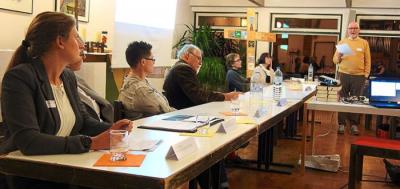 Schwabo 11.05.2018 Drohende Abschiebung plagt Firmen und Arbeiter In der Diskussion (v l): Marina Mauch (HWK), Heike Langenbacher (B&amp;B Thermotechnik), Nicole Schneider (BBT), Referent Gottfried H&auml;rle ( UI f&uuml;r Bleiberecht), Martina Furtw&auml;ngler (IHK), Inge Ballof (Pflasterbau) und Christian Utischill, Moderator der Veranstaltung. Foto: Jobclub VS Foto: Schwarzw&auml;lder Bote. Mit dem Thema "Fl&uuml;chtlinge &ndash; Belastung oder Chance?" lud der Jobclub Villingen-Schwenningen zu einer Podiums -diskussion ins evangelische Gemeindezentrum St. Petrus in Villingen ein. Auf dem Podium nahmen Platz: Handwerkskammer Konstanz, IHK Schwarzwald-Baar-Heuberg, Berufsbildungszentrum Tuttlingen (BBT) sowie Vertreter von drei Firmen.  (Bild vergr&ouml;&szlig;ern)