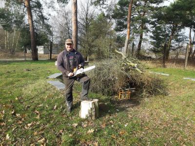 Vorschaubild: Mirko - unser Holzfäller - der umgefallene Baum muss weg