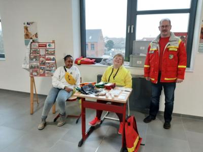 der Schulsanit&auml;tsdienst mit Hartmut Pflanzt vom DRK 
