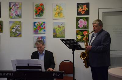 Musikalisch umrahmt wurde die Ausstellungser&ouml;ffnung durch den ehemaligen Amtsleiter des Gesundheitsamtes Dr. Klaus Bethke, begleitet von Musikschulleiter Ulrich Stein am E-Piano. Foto Landkreis/Weser  (Bild vergr&ouml;&szlig;ern)
