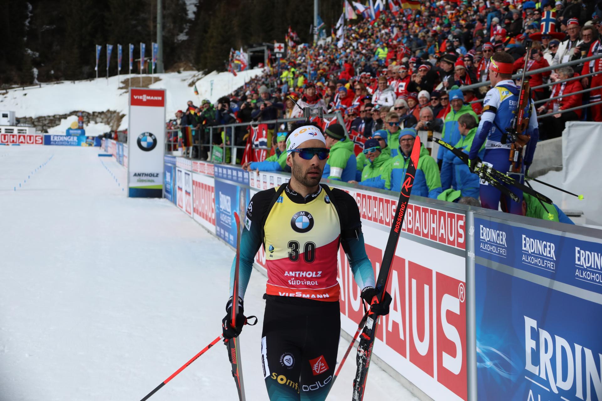 Bild: Martin Fourcade grüßt als neuer Biathlon Einzelweltmeister von Antholz - alle Bilder: Joachim Hahne / johapress 