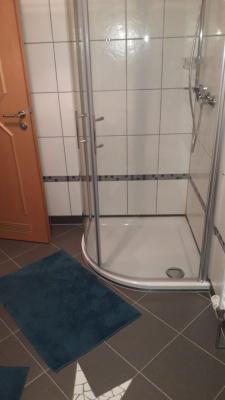 Ferienwohnung Nies - Dusche  (Bild vergr&ouml;&szlig;ern)