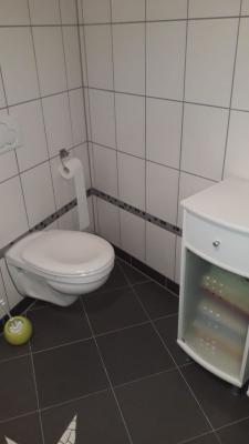 Ferienwohnung Nies - Toilette  (Bild vergr&ouml;&szlig;ern)