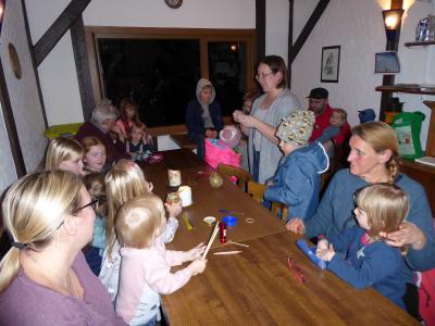 Jugendgruppe, Herstellen von Winterfutter   (Bild vergr&ouml;&szlig;ern)