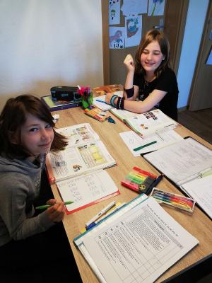 Annika und ihre gro&szlig;e Schwester beim Lernen 