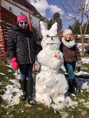 Lexi und Fibi - Bewegung an frischer Luft zusammen mit einem Schnee-Osterhasen 