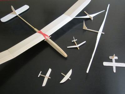 Noch liegen die Flugzeuge von Josi und Anni auf dem Tisch. 