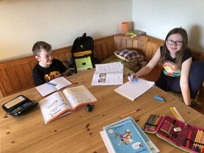 Konrad und Pauline gemeinsam bei den Schulaufgaben 