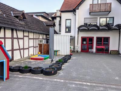 Au&szlig;enbereich Kita Kleine Schatzkiste Ortenberg  (Bild vergr&ouml;&szlig;ern)
