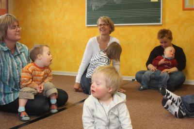 Die Kinder und die M&uuml;tter machen mit. 