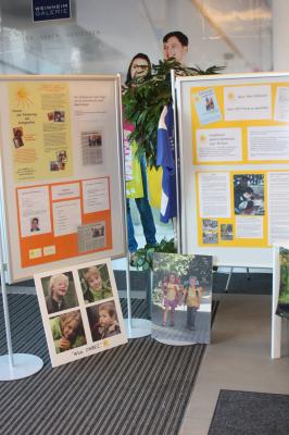 Weitere Informationstafeln mit Bildern von Kindern mit und ohne Behinderung 