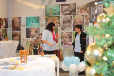 Britta Hoffmann (links, Vorstandsmitglied 2011) und Anja Mechler (Beraterin von Wir DABEI!) am Infostand 