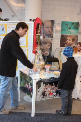 Besucher schauen sich unser Informationsmaterial an 