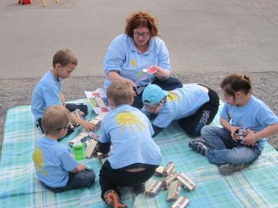Um sich die Zeit zu vertreiben bastelten die mitgereisten Kinder mit einem Mitglied unsere Welt-Down-Syndrom-Schachteln 