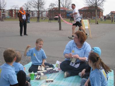 Im Hintergrund l&auml;uft Frank Pfl&auml;sterer flei&szlig;ig, w&auml;hrend die Kinder mit den Schachteln bauen 