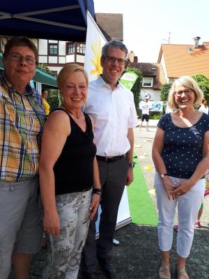 Katja Krohn (Vorstand), Petra Thaidigsmann (Vorstand und Leitung EUTB Bergstra&szlig;e), Landrat Christian Engelhardt und Kathrin Lorenz (Vorstand 2018) an unserem Stand 