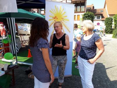 Petra Thaidigsmann und Kathrin Lorenz beraten eine Besucherin 