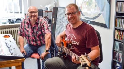 Helmer Rick mit Markus Eichler bei den Aufnahmen des Basses 