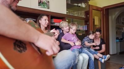 &Uuml;bungsstunde mit Michael B&ouml;hler, einigen Kindern und Erwachsenen 