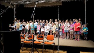 Die Kinder bei den Tonaufnahmen 