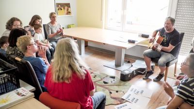 &Uuml;bungsstunde mit Michael B&ouml;hler,  einigen Kindern und Erwachsenen 