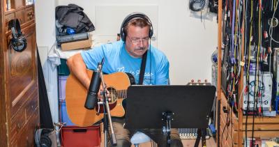 Erich Fading bei den Tonaufnahmen mit der Gitarre 