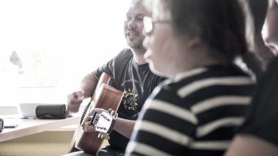 &Uuml;bungsstunde mit Michael B&ouml;hler und einigen Kindern 