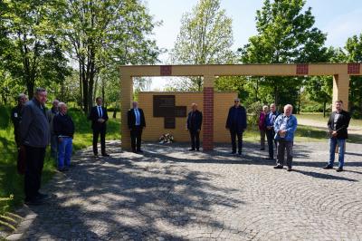 Vorschaubild: Kranzniederlegung am Denkmal für die Opfer von Krieg und Gewalt, Bürgermeister, Stadtverordnete und Gäste