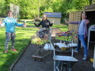 Die Tennisschule bereitet sich auf den Beginn des Trainings vor 