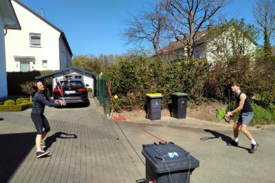Volley&uuml;bung vor der Haust&uuml;r 