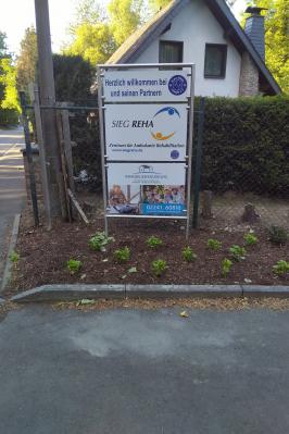 neu gestaltete Einfahrt links 