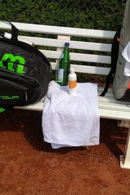 So sieht Tennis im Coronazeitalter aus: mit Handtuch und Desinfekionsmittel auf jeder Bank 