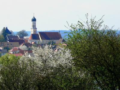 April - Mai Zus von der A8 aus (Ortsansicht Zusmarshausen)  (Bild vergr&ouml;&szlig;ern)