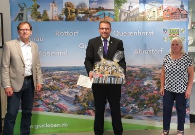 CDU-FDP-Gruppenvorsitzender Gregor Nitschke (links), Samtgemeindeb&uuml;rgermeister Gero Janze (rechts) und Sabine Strabrey (Fraktionsvorsitzende B&uuml;rgerliste) 