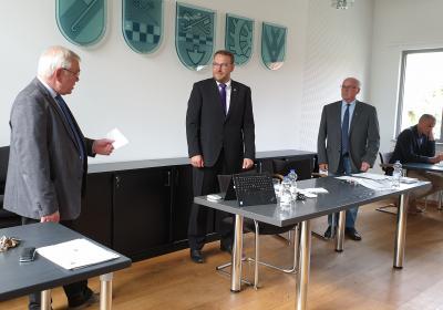 Der stellvertretende Samtgemeindeb&uuml;rgermeister J&ouml;rg Minkley (links) nimmt Gero Janze (Mitte) den Eid ab. Rechts Ratsvorsitzender Kurt Bartsch.  