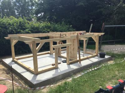 Foto des Albums: Unser neues Spielhaus im großen Garten