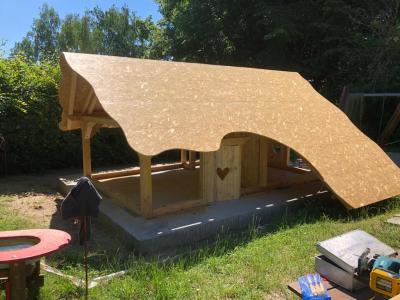 Foto des Albums: Unser neues Spielhaus im großen Garten