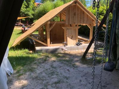 Foto des Albums: Unser neues Spielhaus im großen Garten