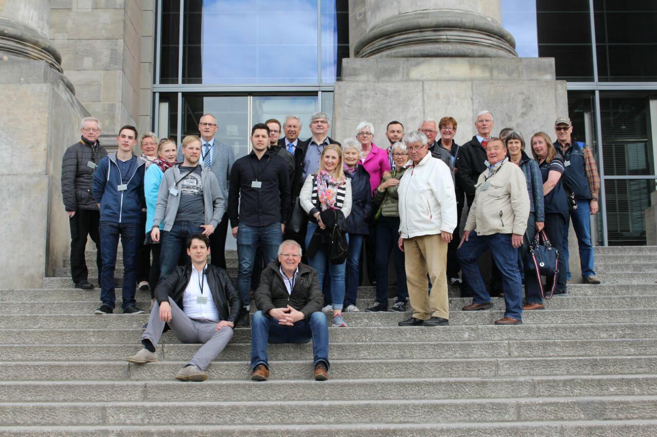 Bild: Gruppenbild auf den Treppenstufen des Reichstags 2