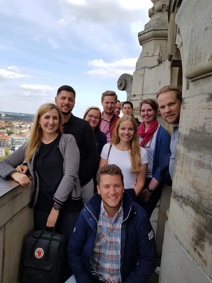 Bild: JU'ler auf dem Aussichtspunkt des Neuen Rathaus
