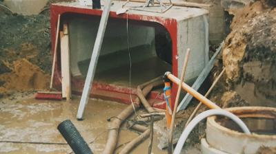 Vorschaubild: Häuschenstrasse 07 -Dezember 2002-Montage der  Betonteile für den Bachdurchlauf