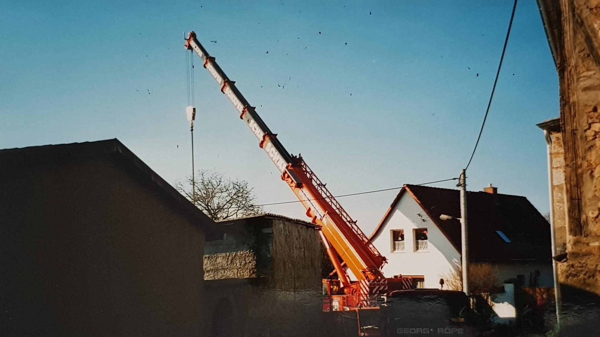 Bild : Häuschenstraße-Dezember 2002-Montage Bachdurchlauf- der zweite Anlauf