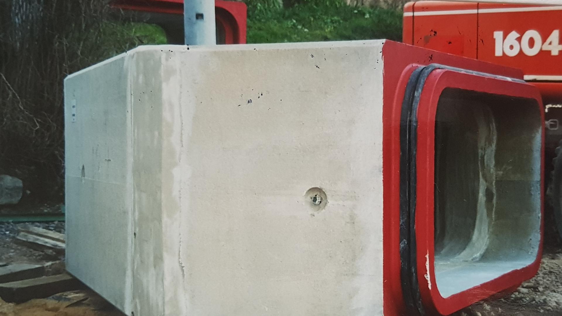 Bild : Häuschenstrasse 03 -Dezember 2002- Betonteile für den Bachdurchlauf